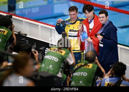 Fukuoka, Japan. 28. Juli 2023. Goldmedaillengewinner Qin Haiyang (C) aus China, Silbermedaillengewinner Zac Stubblety-Cook (L) aus Australien und Bronzemedaillengewinner Matt Fallon aus den Vereinigten Staaten posieren nach der Verleihung des männlichen Brustschlags 200m beim Schwimmen bei der World Aquatics Championships in Fukuoka, Japan, 28. Juli 2023. Kredit: Xu Chang/Xinhua/Alamy Live News Stockfoto