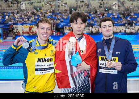 Fukuoka, Japan. 28. Juli 2023. Goldmedaillengewinner Qin Haiyang (C) aus China, Silbermedaillengewinner Zac Stubblety-Cook (L) aus Australien und Bronzemedaillengewinner Matt Fallon aus den Vereinigten Staaten posieren nach der Verleihung des männlichen Brustschlags 200m beim Schwimmen bei der World Aquatics Championships in Fukuoka, Japan, 28. Juli 2023. Kredit: Zhang Xiaoyu/Xinhua/Alamy Live News Stockfoto