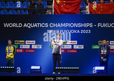 Fukuoka, Japan. 28. Juli 2023. Goldmedaillengewinner Qin Haiyang (C) aus China, Silbermedaillengewinner Zac Stubblety-Cook (L) aus Australien und Bronzemedaillengewinner Matt Fallon aus den USA posieren während der Verleihung des männlichen Brustschlags 200m beim Schwimmen bei der World Aquatics Championships in Fukuoka, Japan, 28. Juli 2023. Kredit: Zhang Xiaoyu/Xinhua/Alamy Live News Stockfoto