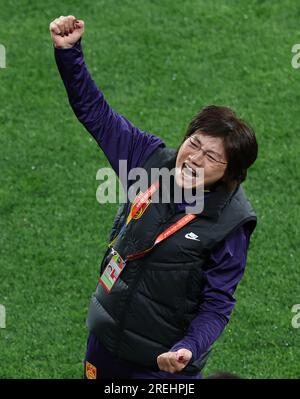 (230728) -- ADELAIDE, 28. Juli 2023 (Xinhua) -- Cheftrainer von China Shui Qingxia feiert nach dem Spiel der Gruppe D zwischen China und Haiti bei der FIFA Women's World Cup 2023 in Adelaide, Australien, 28. Juli 2023. (Xinhua/Ding Ting) Stockfoto