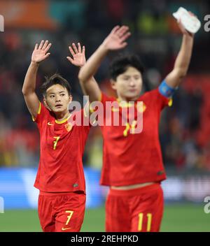 (230728) -- ADELAIDE, 28. Juli 2023 (Xinhua) -- Wang Shuang (L) aus China winkt den Zuschauern nach dem Spiel der Gruppe D zwischen China und Haiti bei der FIFA Women's World Cup 2023 in Adelaide, Australien, 28. Juli 2023 zu. (Xinhua/Zhang Chen) Stockfoto