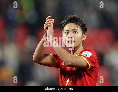 (230728) -- ADELAIDE, 28. Juli 2023 (Xinhua) -- Wang Shuang von China applaudiert den Zuschauern nach dem Spiel der Gruppe D zwischen China und Haiti bei der FIFA Women's World Cup 2023 in Adelaide, Australien, 28. Juli 2023. (Xinhua/Zhang Chen) Stockfoto