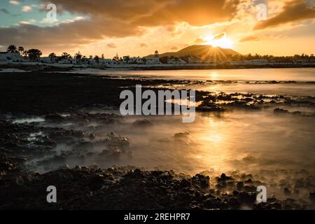 Sonnenuntergang am Playa Vista Lobos, lange Exposition am Meer, Lava-Strand Corralejo, Kanarische Inseln, Spanien Stockfoto