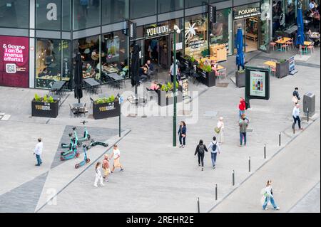 Stadtzentrum von Brüssel, Belgien, 20. Juli 2023 - Panoramablick auf die Anspach Avenue und die Mint-Einkaufsmeile Stockfoto