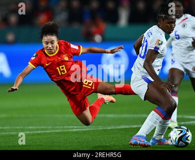 (230728) -- ADELAIDE, 28. Juli 2023 (Xinhua) -- Zhang Linyan (L) aus China wird während des Gruppenkampfes D zwischen China und Haiti bei der FIFA Women's World Cup 2023 in Adelaide, Australien, am 28. Juli 2023 vereitelt. (Xinhua/Li Yibo) Stockfoto