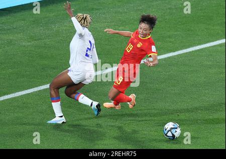 (230728) -- ADELAIDE, 28. Juli 2023 (Xinhua) -- Zhang Linyan (R) aus China wird von Ruthny Mathurin aus Haiti während des Gruppen-D-Spiels bei der FIFA Frauen-Weltmeisterschaft 2023 in Adelaide, Australien, am 28. Juli 2023 beleidigt. (Xinhua/Ding Ting) Stockfoto