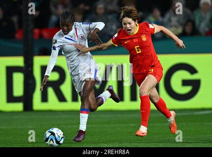 (230728) -- ADELAIDE, 28. Juli 2023 (Xinhua) -- Zhang Xin (R) von China kämpft mit Batcheba Louis von Haiti während des Gruppen-D-Spiels bei der FIFA Women's World Cup 2023 in Adelaide, Australien, 28. Juli 2023. (Xinhua/Li Yibo) Stockfoto