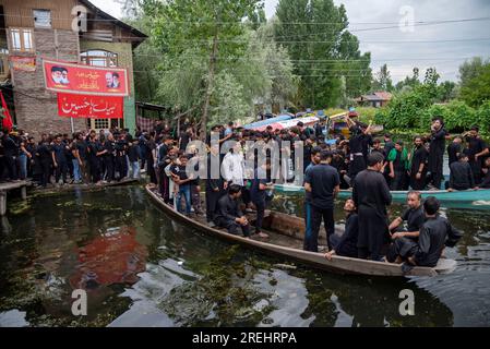 Srinagar, Indien. 28. Juli 2023. Schiitische Moslems nehmen an einer Ashura-Prozession auf Booten Teil. Muharram ist der erste Monat des Islam. Es ist einer der heiligsten Monate im islamischen Kalender. Schiitische Moslems gedenken Muharram als einen Monat der Trauer zum Gedenken an den Enkel des Märtyrers Islamischer Prophet Muhammad, Imam Hussain, der auf Ashura (10. Tag Muharram) in der Schlacht von Karbala im Jahr 680 n. Chr. martyriert wurde Kredit: SOPA Images Limited/Alamy Live News Stockfoto