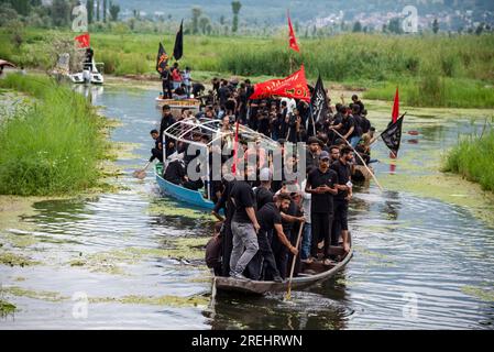 Srinagar, Indien. 28. Juli 2023. Schiitische Moslems nehmen an einer Ashura-Prozession auf Booten Teil. Muharram ist der erste Monat des Islam. Es ist einer der heiligsten Monate im islamischen Kalender. Schiitische Moslems gedenken Muharram als einen Monat der Trauer zum Gedenken an den Enkel des Märtyrers Islamischer Prophet Muhammad, Imam Hussain, der auf Ashura (10. Tag Muharram) in der Schlacht von Karbala im Jahr 680 n. Chr. martyriert wurde Kredit: SOPA Images Limited/Alamy Live News Stockfoto