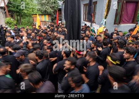 Srinagar, Indien. 28. Juli 2023. Schiitische Moslems nehmen an einer Ashura-Prozession Teil. Muharram ist der erste Monat des Islam. Es ist einer der heiligsten Monate im islamischen Kalender. Schiitische Moslems gedenken Muharram als einen Monat der Trauer zum Gedenken an den Enkel des Märtyrers Islamischer Prophet Muhammad, Imam Hussain, der auf Ashura (10. Tag Muharram) in der Schlacht von Karbala im Jahr 680 n. Chr. martyriert wurde Kredit: SOPA Images Limited/Alamy Live News Stockfoto