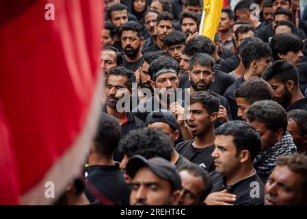 Srinagar, Indien. 28. Juli 2023. Schiitische Moslems nehmen an einer Ashura-Prozession Teil. Muharram ist der erste Monat des Islam. Es ist einer der heiligsten Monate im islamischen Kalender. Schiitische Moslems gedenken Muharram als einen Monat der Trauer zum Gedenken an den Enkel des Märtyrers Islamischer Prophet Muhammad, Imam Hussain, der auf Ashura (10. Tag Muharram) in der Schlacht von Karbala im Jahr 680 n. Chr. martyriert wurde Kredit: SOPA Images Limited/Alamy Live News Stockfoto
