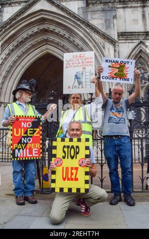 London, Großbritannien. 28. Juli 2023. Demonstranten halten während der Demonstration Anti-ULEZ-Plakate. Demonstranten versammelten sich vor dem Obersten Gerichtshof, als konservativ geführte Räte ihre rechtliche Anfechtung gegen den Bürgermeister von London Sadiq Khan über die Erweiterung der ULEZ (Ultra Low Emission Zone) verloren. Kredit: SOPA Images Limited/Alamy Live News Stockfoto