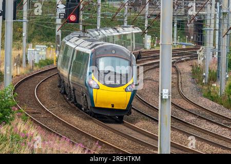 Avanti Pendolino neigbarer Elektrozug, der durch eine Kurve in der Linie an der Winwick-Kreuzung schwingt. Stockfoto