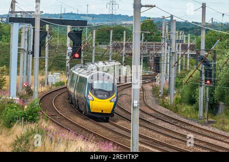 Avanti Pendolino neigbarer Elektrozug, der durch eine Kurve in der Linie an der Winwick-Kreuzung schwingt. Stockfoto