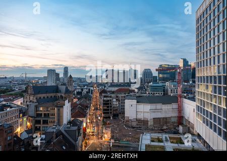 Stadtzentrum von Brüssel, Belgien, 20. Juli 2023 - Panoramablick bei Sonnenuntergang über dem Norden der Stadt mit einer großen Baustelle Stockfoto