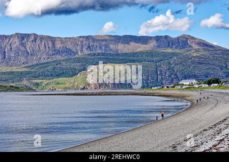 Ardmair Bay und Loch Kanaird. Schottischer blauer Himmel im Sommer der Kieselstrand Campingplatz und Ben Mor Coigach in der Ferne Stockfoto