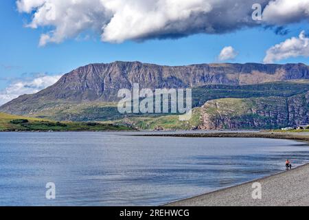 Ardmair Bay und Loch Kanaird. Schottischer blauer Himmel im Sommer der Kieselstrand und Ben Mor Coigach in der Ferne Stockfoto