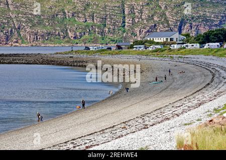 Ardmair Bay und Loch Kanaird. Schottland im Sommer Leute am Kieselstrand Stockfoto