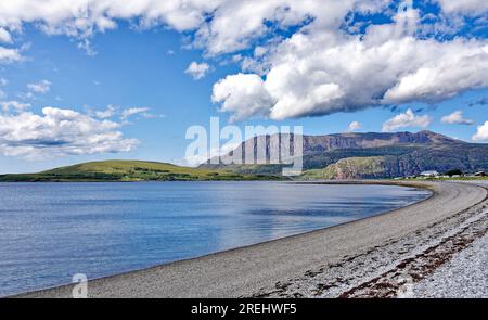 Ardmair Bay und Loch Kanaird. Schottland im Sommer der Kieselstrand, ein Campingplatz und Ben Mor Coigach in der Ferne Stockfoto