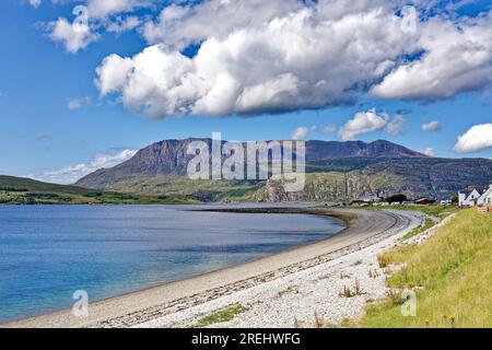 Ardmair Bay und Loch Kanaird. Schottland im Sommer der Kieselstrand, der Campingplatz und Ben Mor Coigach in der Ferne Stockfoto