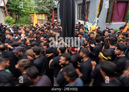 Srinagar, Indien. 28. Juli 2023. Schiitische Moslems nehmen an einer Ashura-Prozession Teil. Muharram ist der erste Monat des Islam. Es ist einer der heiligsten Monate im islamischen Kalender. Schiitische Moslems gedenken Muharram als einen Monat der Trauer zum Gedenken an den Enkel des Märtyrers Islamischer Prophet Muhammad, Imam Hussain, der auf Ashura (10. Tag Muharram) in der Schlacht von Karbala im Jahr 680 n. Chr. martyriert wurde (Foto: Idrees Abbas/SOPA Images/Sipa USA) Guthaben: SIPA USA/Alamy Live News Stockfoto
