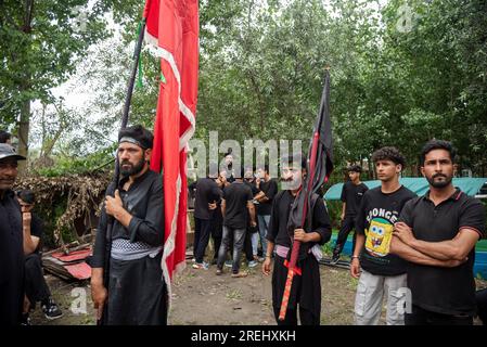 Srinagar, Indien. 28. Juli 2023. Schiitische Moslems, die Alam (religiöse Flaggen) halten, nehmen an einer Ashura-Prozession Teil. Muharram ist der erste Monat des Islam. Es ist einer der heiligsten Monate im islamischen Kalender. Schiitische Moslems gedenken Muharram als einen Monat der Trauer zum Gedenken an den Enkel des Märtyrers Islamischer Prophet Muhammad, Imam Hussain, der auf Ashura (10. Tag Muharram) in der Schlacht von Karbala im Jahr 680 n. Chr. martyriert wurde (Foto: Idrees Abbas/SOPA Images/Sipa USA) Guthaben: SIPA USA/Alamy Live News Stockfoto