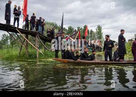 Srinagar, Indien. 28. Juli 2023. Schiitische Moslems nehmen an einer Ashura-Prozession auf Booten Teil. Muharram ist der erste Monat des Islam. Es ist einer der heiligsten Monate im islamischen Kalender. Schiitische Moslems gedenken Muharram als einen Monat der Trauer zum Gedenken an den Enkel des Märtyrers Islamischer Prophet Muhammad, Imam Hussain, der auf Ashura (10. Tag Muharram) in der Schlacht von Karbala im Jahr 680 n. Chr. martyriert wurde (Foto: Idrees Abbas/SOPA Images/Sipa USA) Guthaben: SIPA USA/Alamy Live News Stockfoto