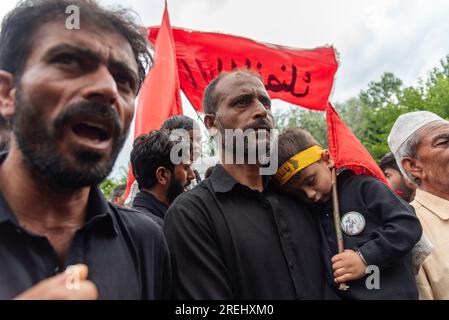 Srinagar, Indien. 28. Juli 2023. Schiitische Moslems nehmen an einer Ashura-Prozession Teil. Muharram ist der erste Monat des Islam. Es ist einer der heiligsten Monate im islamischen Kalender. Schiitische Moslems gedenken Muharram als einen Monat der Trauer zum Gedenken an den Enkel des Märtyrers Islamischer Prophet Muhammad, Imam Hussain, der auf Ashura (10. Tag Muharram) in der Schlacht von Karbala im Jahr 680 n. Chr. martyriert wurde (Foto: Idrees Abbas/SOPA Images/Sipa USA) Guthaben: SIPA USA/Alamy Live News Stockfoto