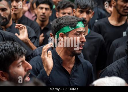 Srinagar, Indien. 28. Juli 2023. Schiitische Moslems trauern, wenn sie in einer Ashura-Prozession religiöse Gedichte rezitieren. Muharram ist der erste Monat des Islam. Es ist einer der heiligsten Monate im islamischen Kalender. Schiitische Moslems gedenken Muharram als einen Monat der Trauer zum Gedenken an den Enkel des Märtyrers Islamischer Prophet Muhammad, Imam Hussain, der auf Ashura (10. Tag Muharram) in der Schlacht von Karbala im Jahr 680 n. Chr. martyriert wurde (Foto: Idrees Abbas/SOPA Images/Sipa USA) Guthaben: SIPA USA/Alamy Live News Stockfoto