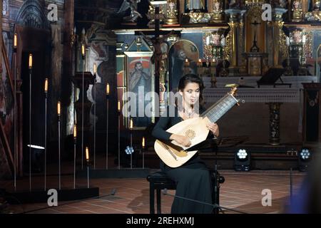 27. Juli 2023 Lute-Spieler Anna Wiktoria Swoboda spielt Barockmusik in der UNESCO-Holzkirche in Binarowa während des Kromer Festivals Biecz - Polen Stockfoto