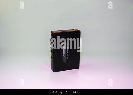 Tragbarer Vintage-Kassettenspieler aus den 70er Jahren auf rosa und grünem Hintergrund Stockfoto