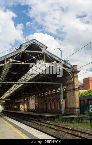 Bahnsteige 6 und 7 am Bahnhof Preston. Stockfoto