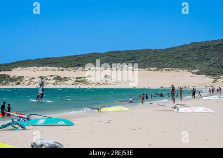 TARIFA, SPANIEN - 17. JUNI 2023: Kitesurfen am Valdevaqueros Beach, Gibraltar Strait in Tarifa, Spanien am 17. Juni 2023 Stockfoto