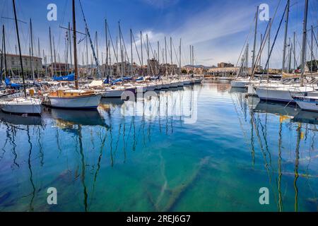 Palermo, Sizilien - 6. Juni 2018: Boote und Yachten in der Bucht von Palermo, Sizilien. Nur Editorial. Stockfoto