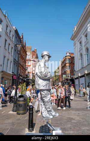 London, Großbritannien - 16. April 2022: Ein lebendiger Straßenkünstler unterhält Touristen im Covent Garden, Central London. Stockfoto