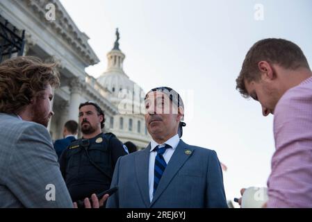 Washington, Vereinigte Staaten Von Amerika. 26. Juli 2023. US-Repräsentant Jamie Raskin (Demokrat von Maryland) spricht vor der Presse, wenn er das Capitol am Mittwoch, den 26. Juli 2023 in Washington, DC verlässt. Kredit: SIPA USA/Alamy Live News Stockfoto