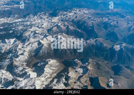 Blick auf die schneebedeckten Gipfel der Pyrenäen vom Flugzeug aus Stockfoto