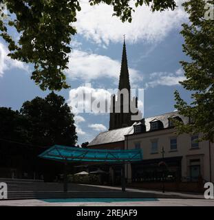 Der Marktplatz vor der christlichen Pfarrkirche St. Peter und St. Paul, Kettering, England. Stockfoto