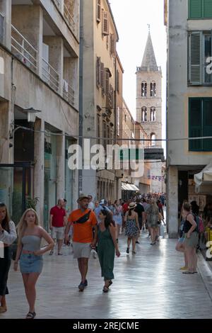 Blick auf das Stadtzentrum von Zadar (Zara) in Kroatien mit Menschen, die auf der Straße spazieren gehen und einkaufen gehen. Touristen genießen Urlaub in kroatischer Stadt Stockfoto