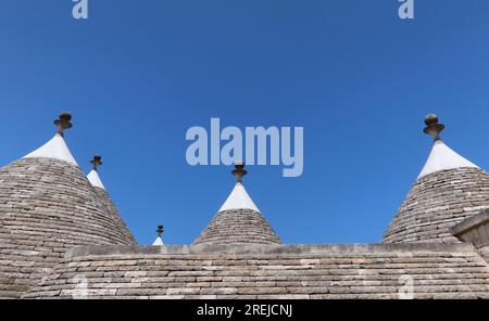 Locorotondo, Italien. 10. Juli 2023. Ein Detail von Trulli, den traditionellen trockenen Steingebäuden mit konischem Dach, gesehen in der Nähe von Locorotondo, Apulien Bezirk, Italien, am 10 2023. Juli. Laut einem kürzlich erschienenen Artikel des Guardian ist das Valle d'Itria, ein breites landwirtschaftliches Tal in der Nähe von Bari voller Weinberge und Olivenbäume, eines der besten geheimen Orte in Italien. (Foto: Elisa Gestri/Sipa USA) Kredit: SIPA USA/Alamy Live News Stockfoto