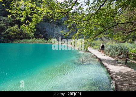 Blick auf den Nationalpark Plitvicer Seen in Kroatien, der zum UNESCO-Weltkulturerbe gehört. Tourismus und Reisen in der Natur im Sommer Stockfoto