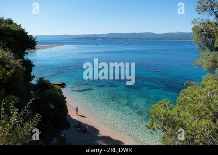 Blick auf die Adria und den Strand in der Nähe von Bol auf der Insel Brac in Kroatien. Touristen, die Sommerreisen in Europa genießen Stockfoto