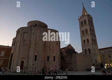 Blick auf das Stadtzentrum von Zadar (Zara) in Kroatien mit Menschen und Gebäuden: Kirche St. Donatus und Ruinen des Forum Romanum Stockfoto