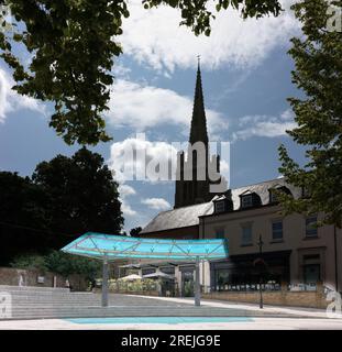 Der Marktplatz vor der christlichen Pfarrkirche St. Peter und St. Paul, Kettering, England. Stockfoto