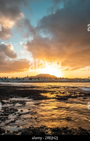 Sonnenuntergang am Playa Vista Lobos, lange Exposition am Meer, Lava-Strand Corralejo, Kanarische Inseln, Spanien Stockfoto