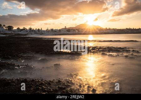 Sonnenuntergang am Playa Vista Lobos, lange Exposition am Meer, Lava-Strand Corralejo, Kanarische Inseln, Spanien Stockfoto