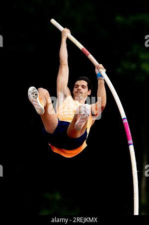 BREDA - Koen van der Wijst während des Endspiels der Stabhochschule am 1. Tag der niederländischen Leichtathletik-Meisterschaft. ANP IRIS VANDEN BROEK Stockfoto