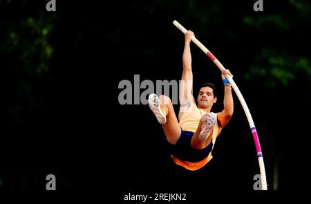 BREDA - Koen van der Wijst während des Endspiels der Stabhochschule am 1. Tag der niederländischen Leichtathletik-Meisterschaft. ANP IRIS VANDEN BROEK Stockfoto