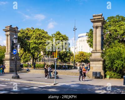 Plaza de Catalunya in Barcelona, Katalonien, Spanien, mit dem Kaufhaus El Corte Inglés im Hintergrund. Stockfoto