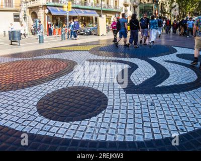 Das Mosaik von Joan Miró auf der Plaza Boqueria auf halbem Weg entlang der Las Ramblas in Barcelona, Katalonien, Spanien. Stockfoto